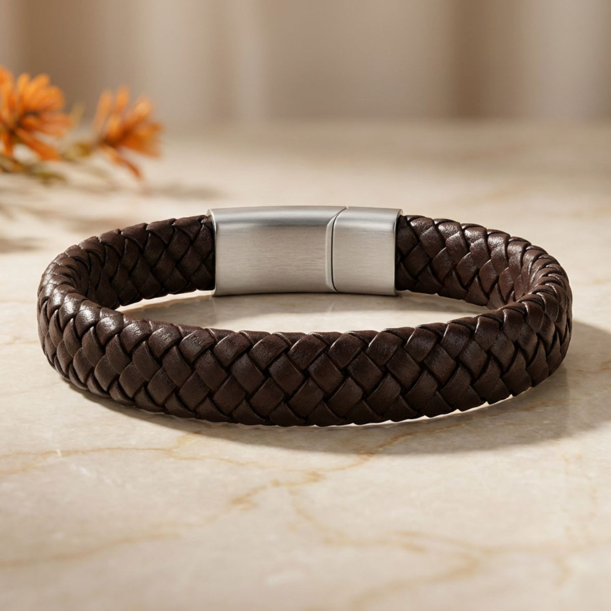 Bruine gevlochten armband met gravure – foto 3