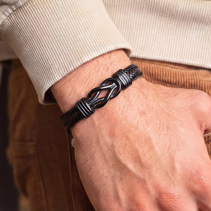 Zwarte infinity armband om de pols van een man