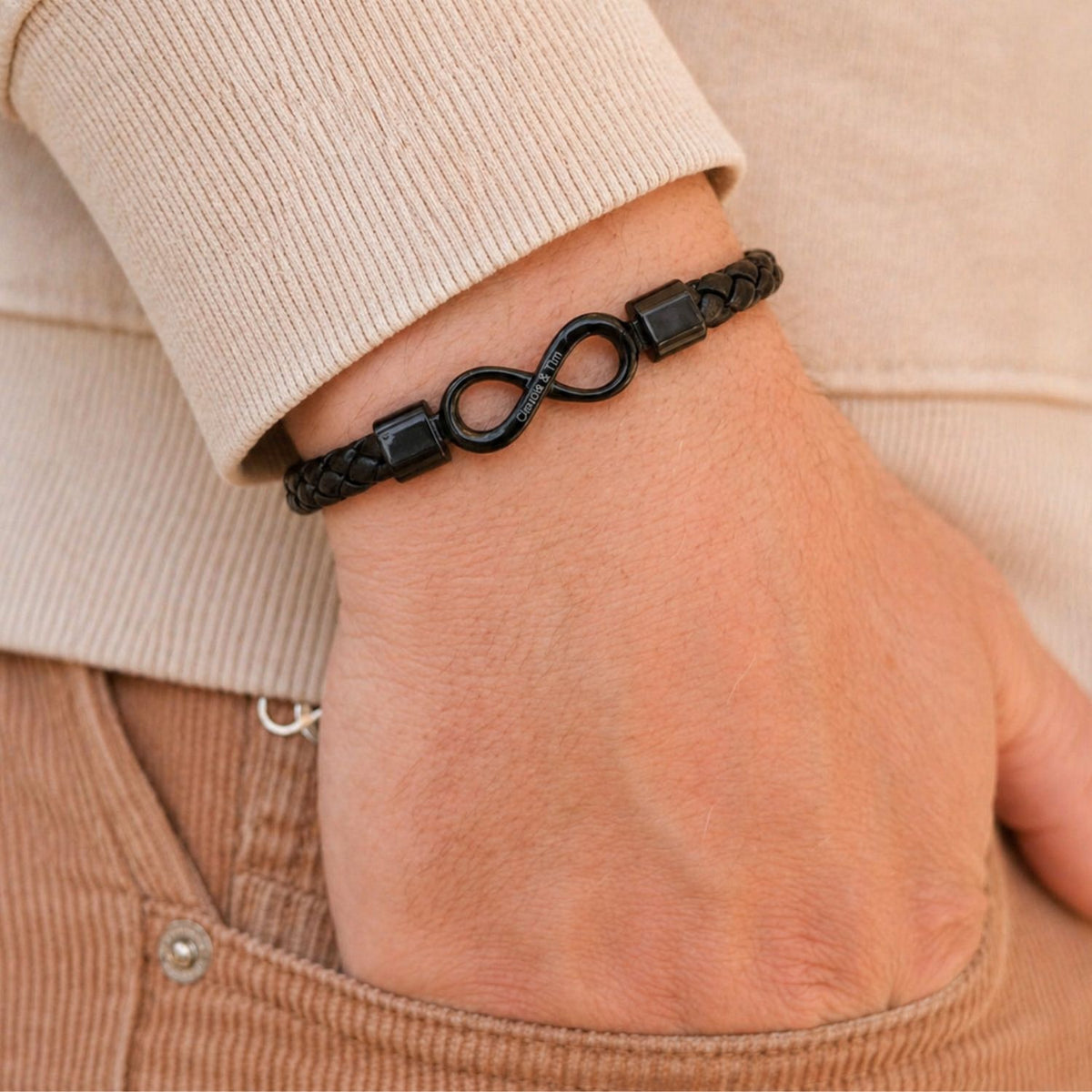 Detail van de gravure met twee namen op de infinity armband
